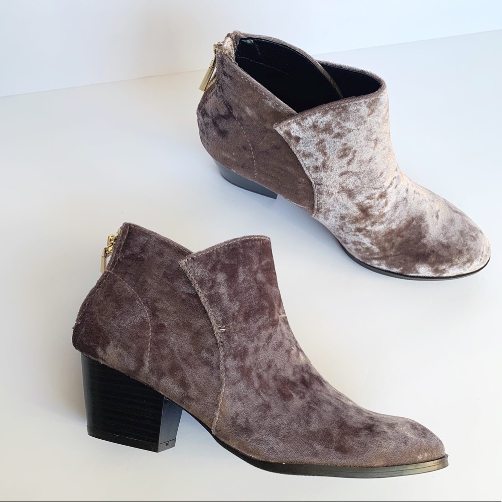 Mauve velvet block heel almond toe ankle bootie - Picture 3 of 7